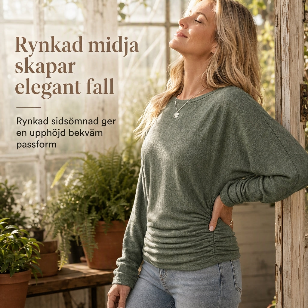 Casuel lös tröja i stickat med rund hals och långa ärmardam, med droppade axlar, fladdermusärmar och rynkdesign i sidorna