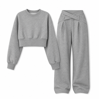 Tvdelad set i avslappnad sportig stil för höst och vinter, bestående av långärmad t-shirt och vida byxor med skärning i midjan