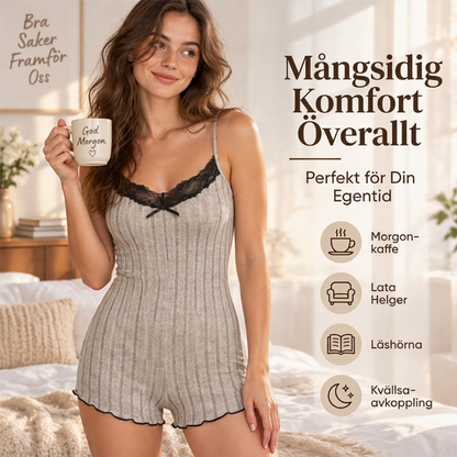 Ribbad pyjamasdräkt för dam med spetsdetaljer – kort modell